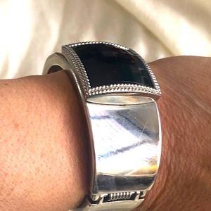 Silver tone vintage hinged bracelet w/black stone